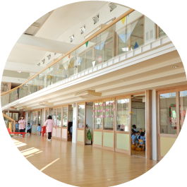 明るい吹き抜けの遊戯室